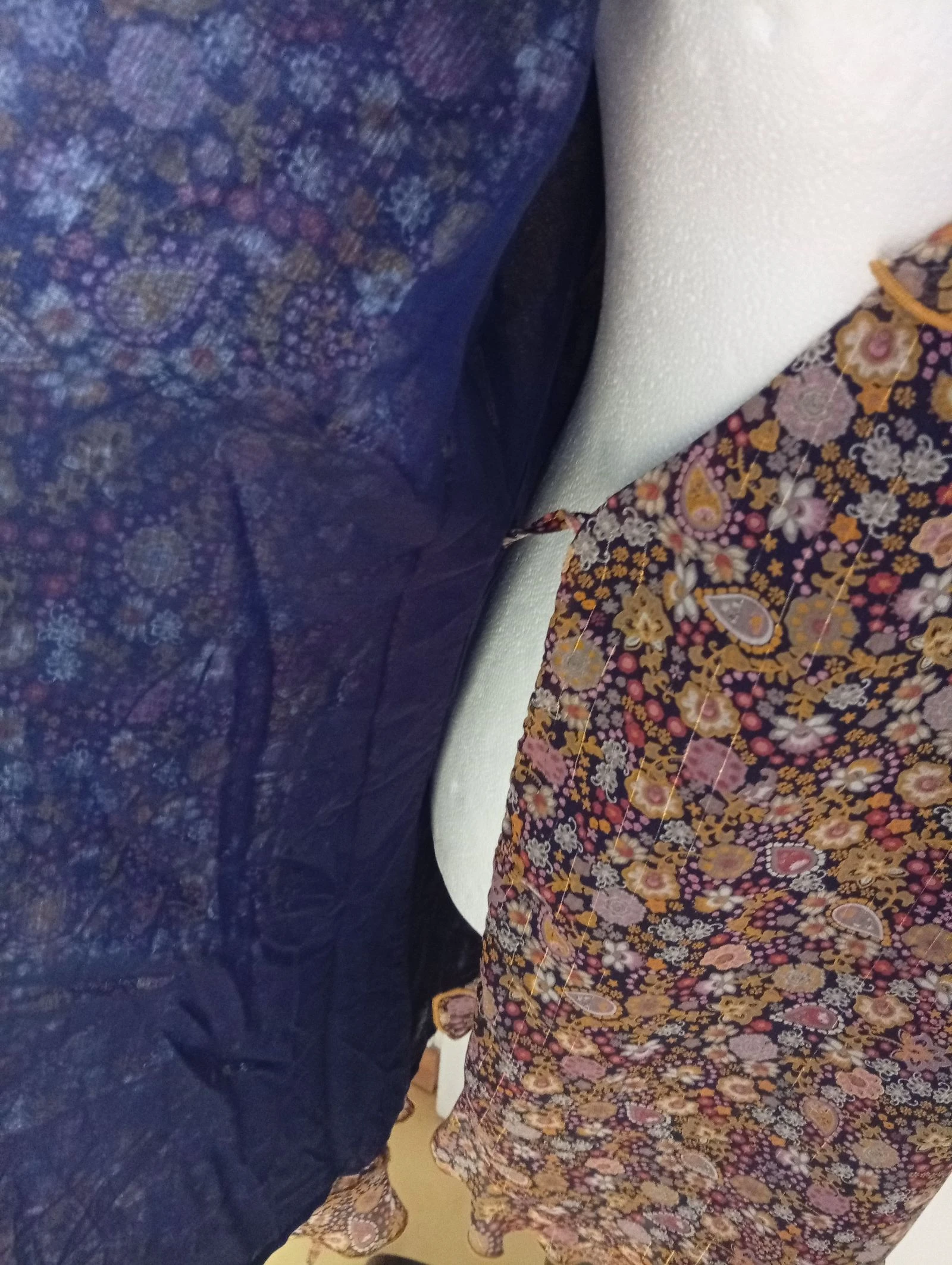 Vestido envolvente floral con hilos metálicos dorados incrustados precio de compra 59.90 euros – photo 3